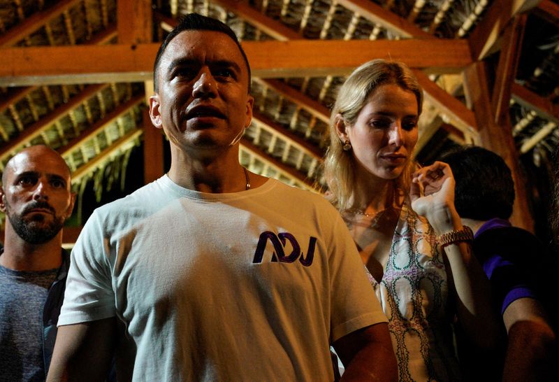 © Reuters. FILE PHOTO: Ecuadorian presidential candidate Daniel Noboa and his wife Lavinia Valbonesi, attend a presidential election night gathering, in Santa Elena, Ecuador October 15, 2023. REUTERS/Santiago Arcos/File Photo