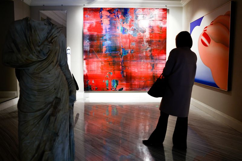 &copy; Reuters. Une femme devant le tableau "Abstraktes Bild, 1997" du peintre Gerhard Richter et l'œuvre d'art "Drawing for Seascape #25" du peintre Tom Wesselmann (1931-2004), lors d'une avant-première avant la vente aux enchères à la maison de vente aux enchères 