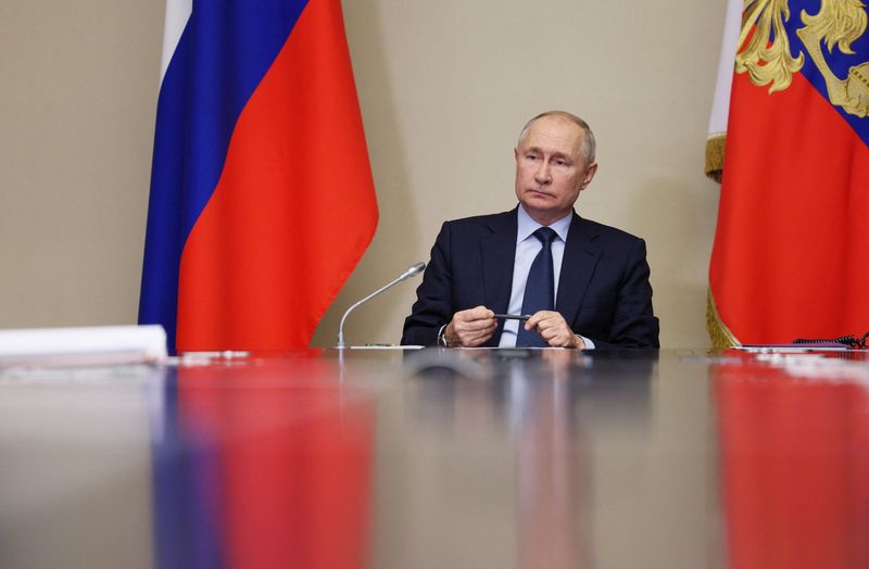 © Reuters. الرئيس الروسي فلاديمير بوتين خلال اجتماع في موسكو يوم الاثنين. صورة لرويترز من وكالة أنباء سبوتنيك.