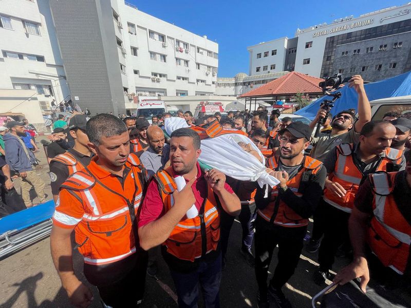 &copy; Reuters. Corpo de membro de equipe de emergência civil palestino morto em ataque de Israel é carregado por colegas
16/10/2023
REUTERS/Mohammed al-Masri