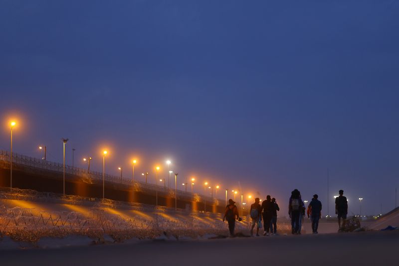 &copy; Reuters. Migrants seeking asylum in the United States walk on the banks of the Rio Bravo river, the border between the U.S. and Mexico, in Ciudad Juarez, Mexico September 11, 2023. REUTERS/Jose Luis Gonzalez/File Photo