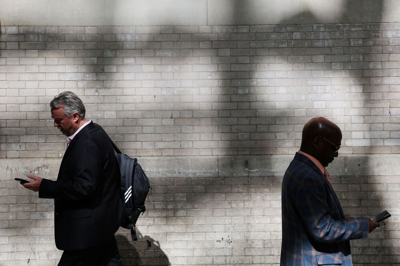 &copy; Reuters. Homens caminham enquanto olham para seus smartphones em Nova York
05/10/2023 REUTERS/Shannon Stapleton