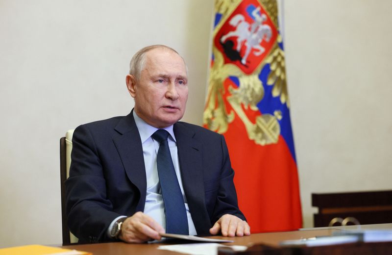 &copy; Reuters. الرئيس الروسي فلاديمير بوتين خلال اجتماع في موسكو يوم الاثنين. صورة لرويترز من ممثل لوكالات الأنباء.