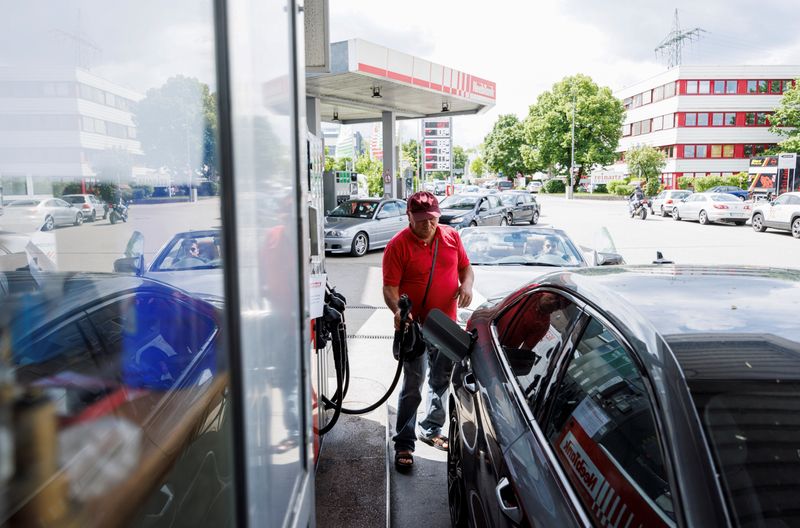 &copy; Reuters. A gas station attendant refuels a vehicle at a gas station of the company NeebTank in Graefelfing near Munich, Germany, June 1, 2022. REUTERS/Lukas Barth/ File Photo