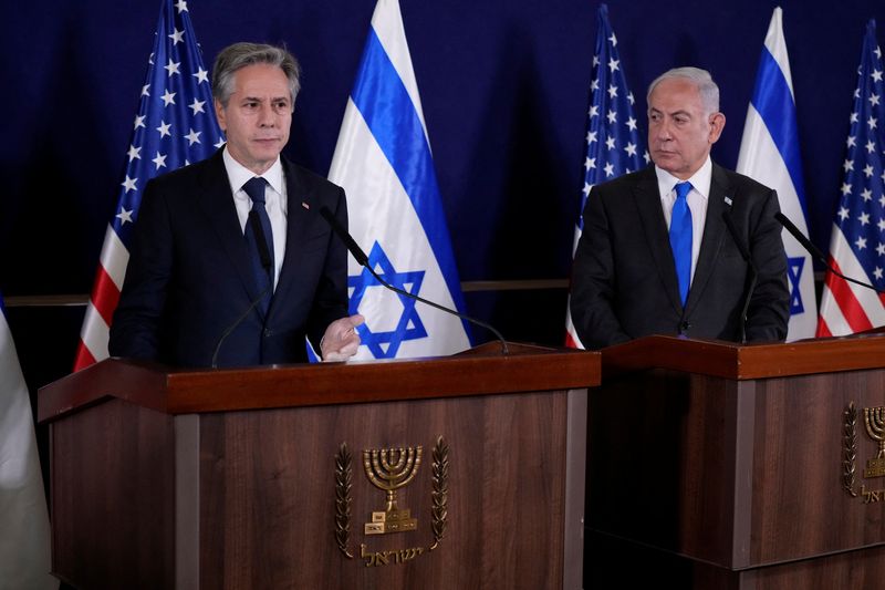 &copy; Reuters. Secretário de Estado dos EUA, Antony Blinken, e primeiro-ministro de Israel, Benjamin Netanyahu, fazem pronunciamento após se reunirem em Tel Aviv
12/10/2023 Jacquelyn Martin/Pool via REUTERS