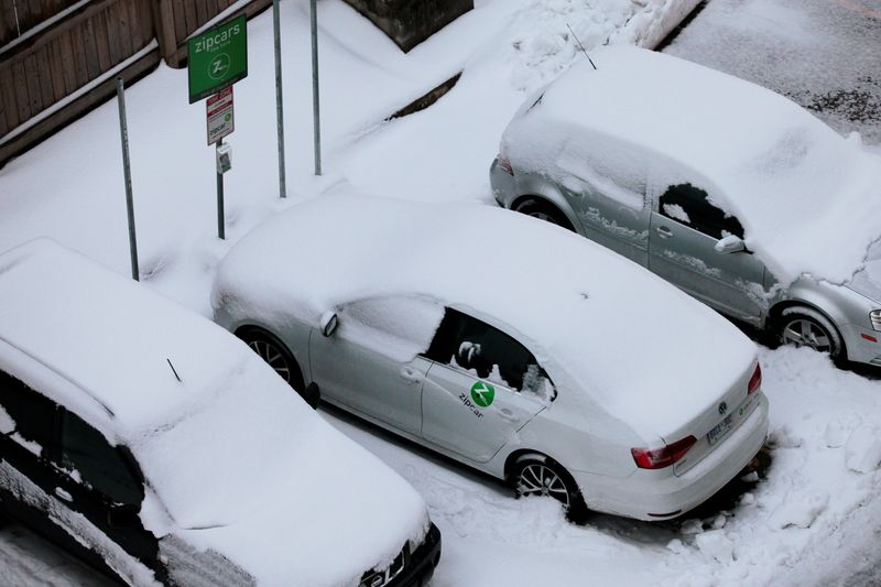 &copy; Reuters. Snow covers vehicles including a Zipcar, following significant snowfall overnight in Toronto, Ontario, Canada December 12, 2016. REUTERS/Hyungwon Kang/File photo
