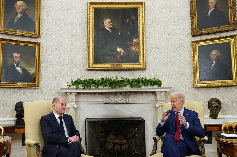 © Reuters. الرئيس الأمريكي جو بايدن والمستشار الألماني أولاف شولتس خلال اجتماع في المكتب البيضاوي بالبيت الأبيض في واشنطن بتاريخ الثالث من مارس آذار 2023. تصوير: كيفن لامارك - رويترز.