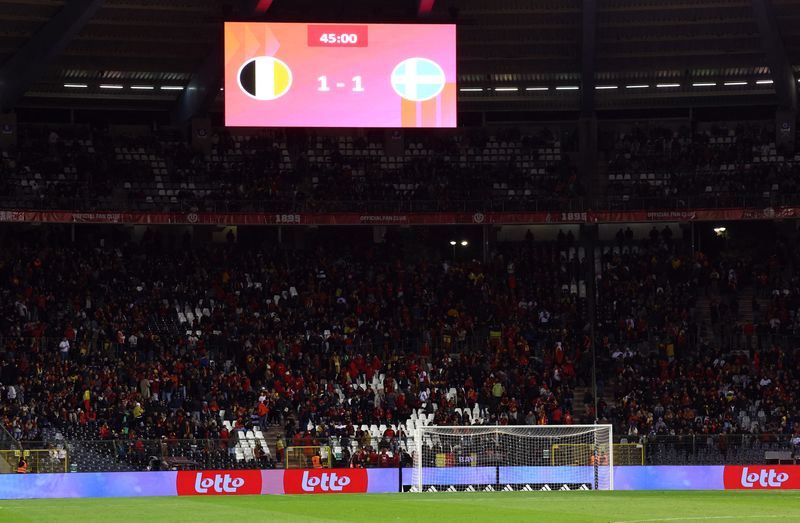 &copy; Reuters. منظر عام داخل الملعب حيث تم تعليق اللعب بعد إطلاق نار خلال مباراة السويد وبلجيكا في بروكسل ببلجيكا يوم الاثنين. تصوير: إيف هيرمان - رويترز.