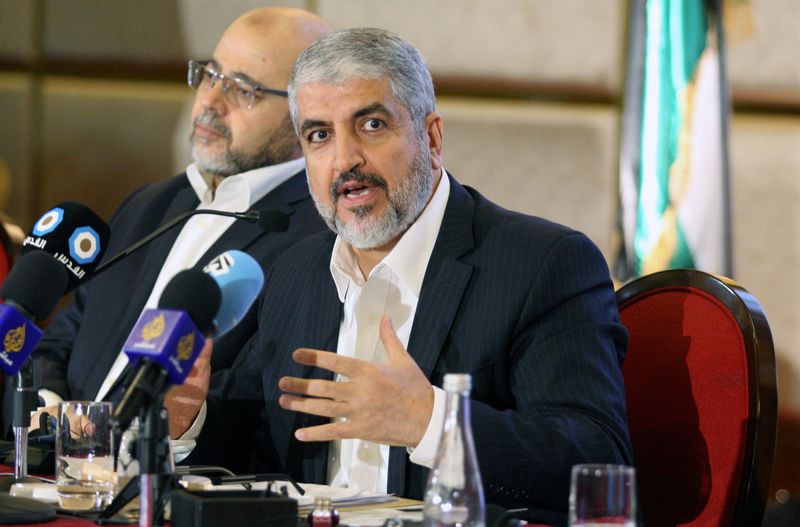 &copy; Reuters. Le chef du Hamas, Khaled Meshaal, lors d'une réunion à Doha, au Qatar. /Photo prise le 1e mai 2017/REUTERS/Naseem Zeitoon