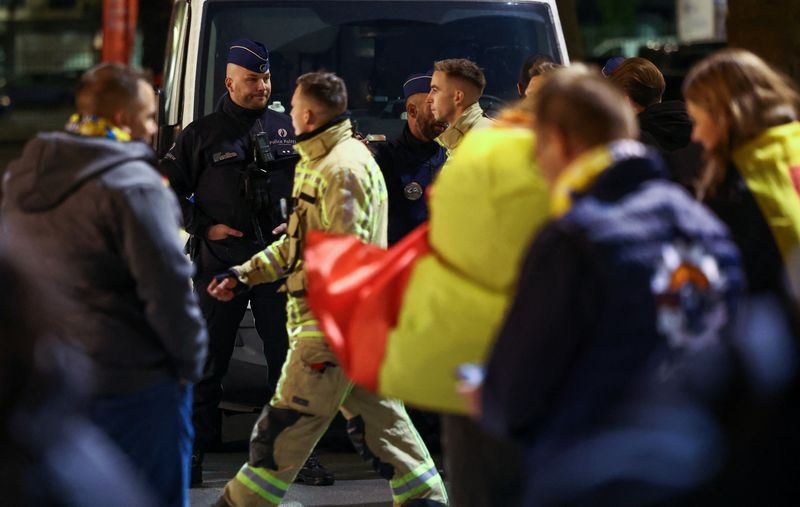 &copy; Reuters. Policiais patrulham lado de fora de estádio após ataque a tiros em Bruxelas
16/10/2023
REUTERS/Yves Herman