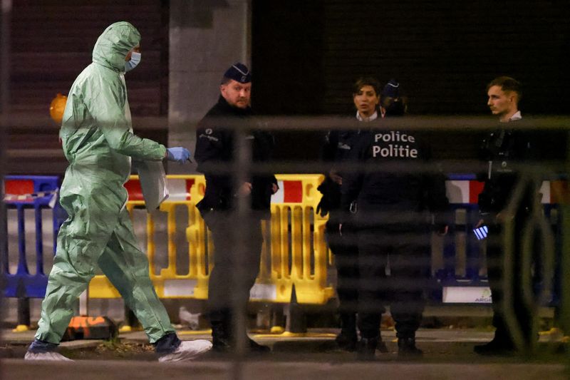 &copy; Reuters. الشرطة البلجيكية تعمل على تأمين المنطقة التي شهدت حادث إطلاق النار في بروكسل يوم الاثنين. تصوير: جوانا جيرون - رويترز 