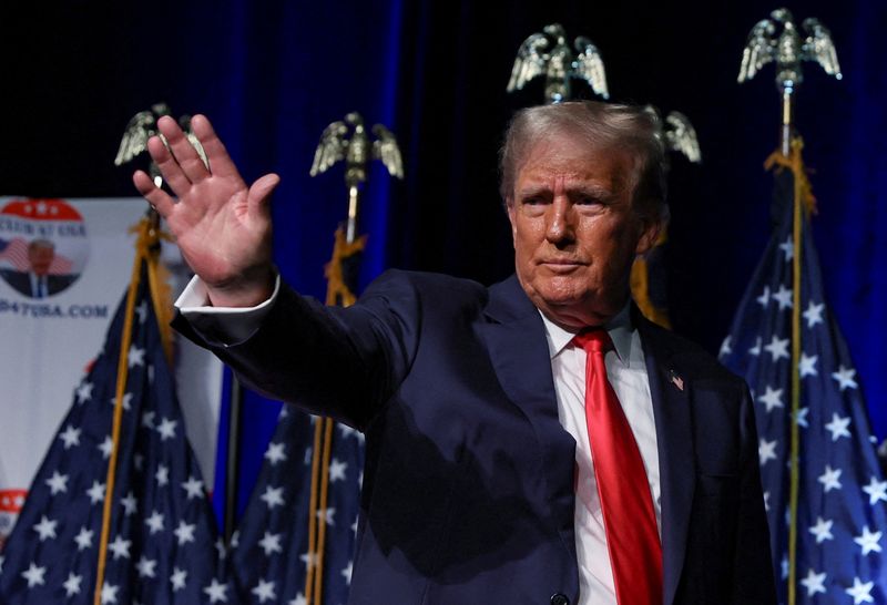 &copy; Reuters. FILE PHOTO: Former U.S. President and Republican presidential candidate Donald Trump waves at the Club 47 USA event in West Palm Beach, Florida, U.S. October 11, 2023. REUTERS/Shannon Stapleton/File Photo