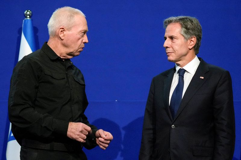 &copy; Reuters. Secretário de Estado norte-americano, Antony Blinken, junto ao ministro da Defesa israelense, Yoav Gallant, em Tel Aviv, Israel
16/10/2023 Jacquelyn Martin/Pool via REUTERS