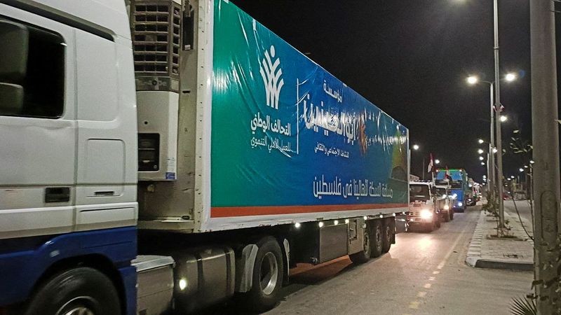 &copy; Reuters. قافلة شاحنات تحمل مساعدات إنسانية من منظمات غير حكومية مصرية للفلسطينيين في قطاع غزة تبدأ بالتحرك من العريش نحو مدينة رفح قي وقت ينتظرون في