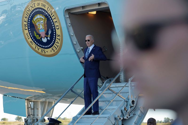 &copy; Reuters. الرئيس الأمريكي جو بايدن لدى وصوله على متن طائرة الرئاسة الأمريكية إلى مطار فيلاديلفيا الدولي يوم 13 أكتوبر تشرين الأول 2023. تصوير: جوناثان إر