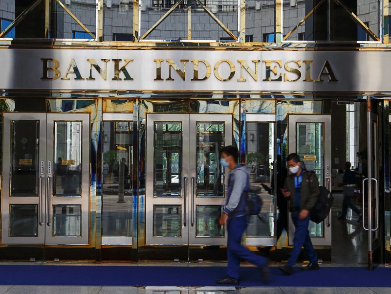 &copy; Reuters. FILE PHOTO: Workers leave Bank Indonesia headquarters in Jakarta, Indonesia, September 2, 2020. REUTERS/Ajeng Dinar Ulfiana/File photo