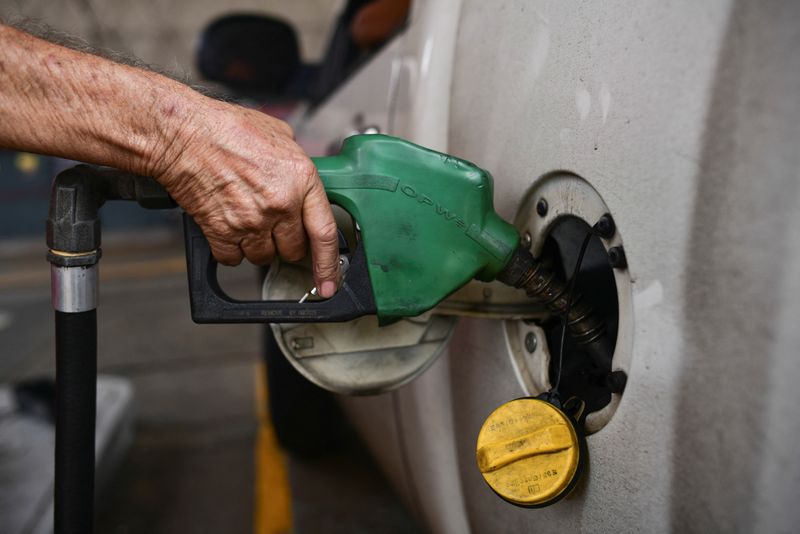 &copy; Reuters. FILE PHOTO: A worker pumps fuel at a gas station of state-run oil firm PDVSA, in Caracas, Venezuela, December 2, 2022. REUTERS/Gaby Oraa/File Photo