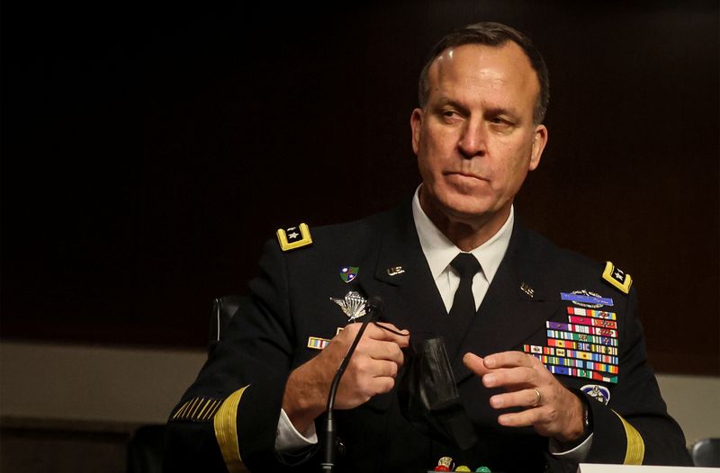&copy; Reuters. الجنرال مايكل إريك كوريلا المشرف على القوات الأمريكية في الشرق الأوسط في صورة من أرشيف رويترز 