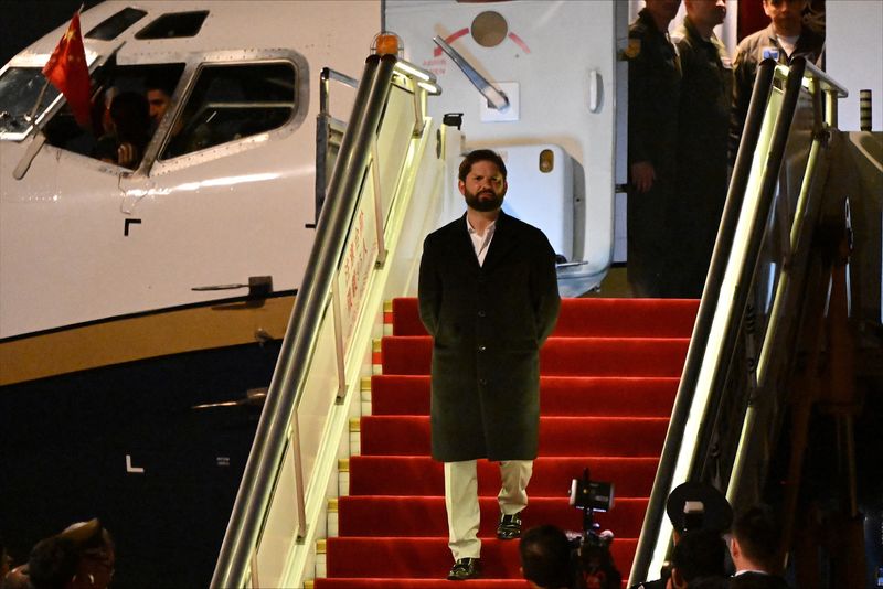 &copy; Reuters. Chilean President Gabriel Boric arrives at Beijing Capital International Airport to attend the Third Belt and Road Forum in Beijing, China, October 15, 2023. Jade Gao/Pool via REUTERS