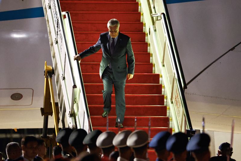 &copy; Reuters. 中国の習近平国家主席が、カザフスタンのトカエフ大統領と１７日午前に会談した。国営の中国中央テレビ（ＣＣＴＶ）が伝えた。写真はトカエフ大統領。北京の空港で１６日撮影。（2023