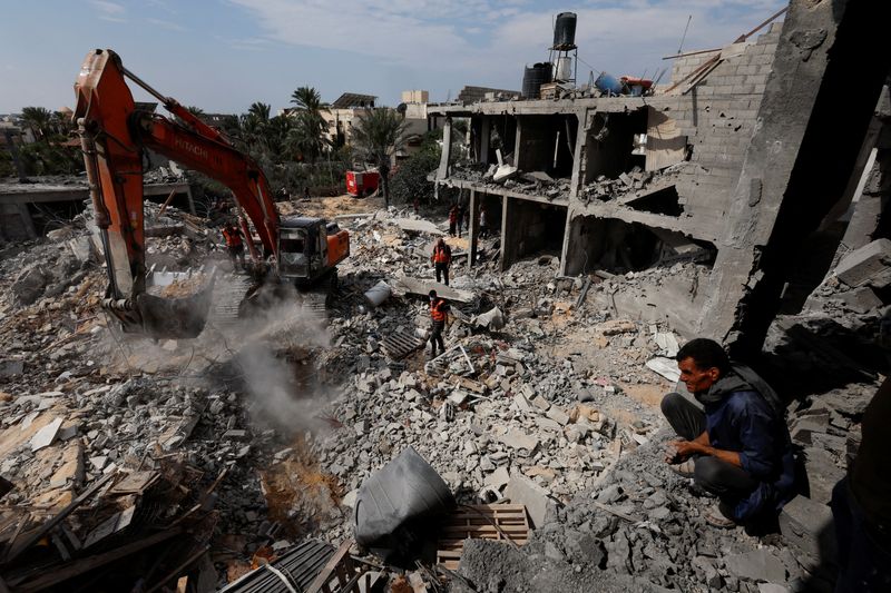 &copy; Reuters. Palestinos buscan víctimas bajo los escombros de una casa destruida por ataques israelíes en Khan Younis, en el sur de la Franja de Gaza, 16 de octubre de 2023. REUTERS/Mohammed Salem    