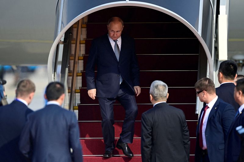 &copy; Reuters. Le président russe Vladimir Poutine arrive à l'aéroport international de Pékin pour assister au troisième Forum de la ceinture et de la route à Pékin, en Chine. /Photo prise le 17 octobre 2023/REUTERS/Parker Song