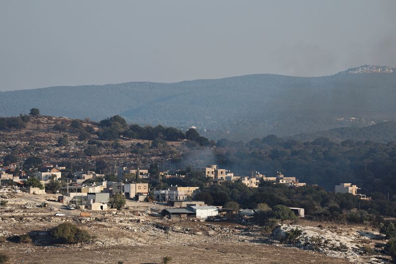 &copy; Reuters. دخان يتصاعد بعد قصف إسرائيلي كما يظهر من الجانب اللبناني بالقرب من الحدود مع إسرائيل في علما الشعب بجنوب لبنان يوم 13 أكتوبر تشرين الأول 2023. ت
