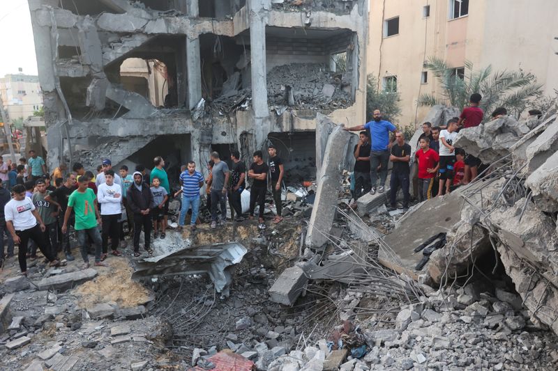&copy; Reuters. أشخاص يتجمعون أثناء انتشال الضحايا من تحت أنقاض منزل دمرته الغارات الإسرائيلية في خان يونس بجنوب قطاع غزة يوم الثلاثاء. تصوير: أحمد زقوت - رو