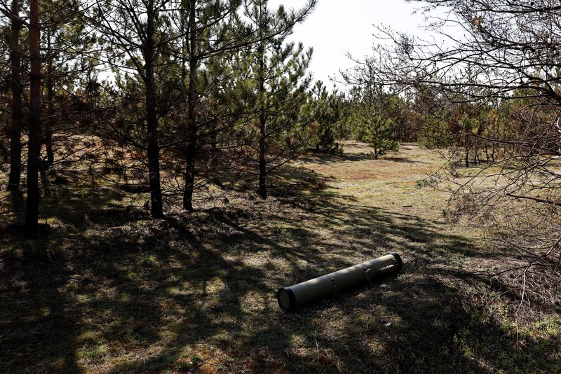 &copy; Reuters. FOTO DE ARCHIVO. Un proyectil Kornet utilizado por soldados ucranianos en un lanzamisiles ruso Kornet capturado yace en el bosque, en medio de la invasión rusa de Ucrania, cerca de Kreminna, Luhansk, Ucrania. 26 de marzo de 2023. REUTERS/Violeta Santos M