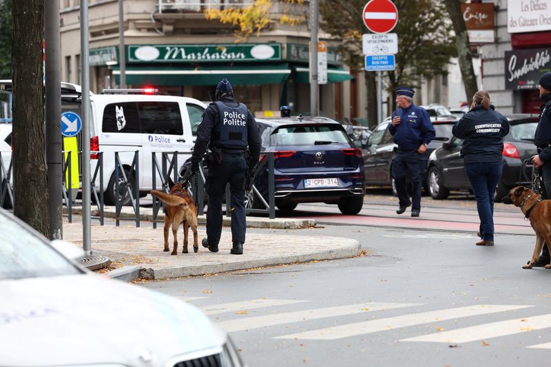 &copy; Reuters. ضباط شرطة يقومون بمهامهم بعد عملية للشرطة ضد شخص يشتبه في أنه قتل اثنين من مشجعي كرة القدم السويديين في بروكسل ببلجيكا يوم الثلاثاء. تصوير: إ