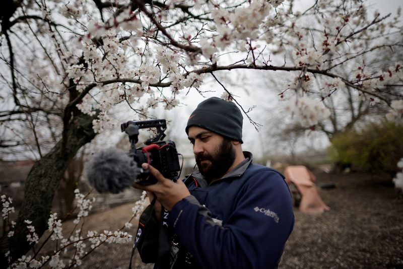 &copy; Reuters. FOTO DE ARCHIVO. El periodista de Reuters Issam Abdallah filma a la ucraniana Zhanna Lishchynska (no en la foto) durante una entrevista con Reuters, en medio del ataque de Rusia a Ucrania, en Zaporiyia, Ucrania. 17 de abril de 2022. REUTERS/Ueslei Marceli