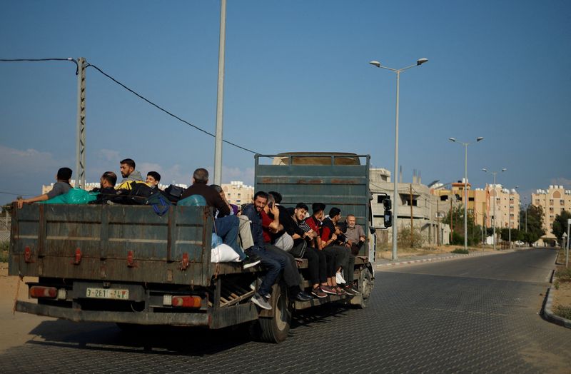 &copy; Reuters. فلسطينيون يفرون من منازلهم وسط غارات إسرائيلية بعد مطالبة إسرائيل أكثر من مليون مدني في شمال غزة الانتقال إلى الجنوب في خان يونس بجنوب قطاع 