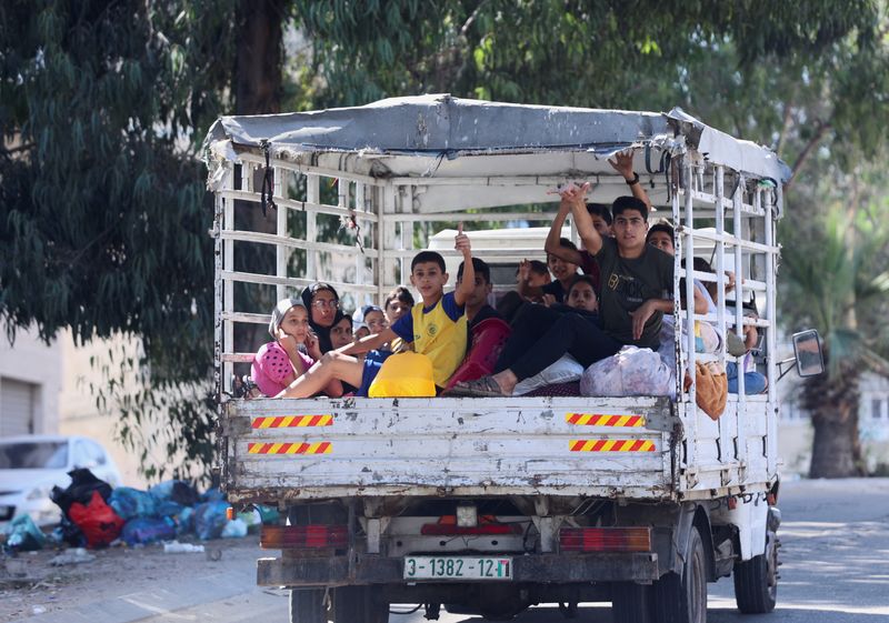 &copy; Reuters. Palestinos huyendo de sus casas en dirección al sur de la Franja de Gaza tras el llamamiento de Israel para que más de un millón de civiles del norte de Gaza se trasladen al sur en un plazo de 24 horas, en pleno estallido del conflicto palestino-israel