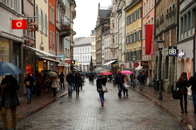 © Reuters. FILE PHOTO: People walk on a shopping street in the southern German town of Konstanz January 17, 2015.REUTERS/Arnd Wiegmann/File Photo