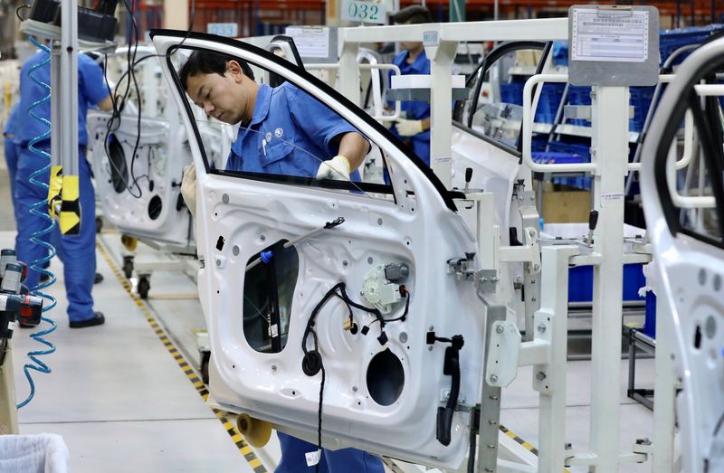 &copy; Reuters. Employees work on assembling vehicles at a plant of SAIC Volkswagen in Urumqi, Xinjiang Uighur Autonomous Region, China September 4, 2018.  China Daily via REUTERS/File Photo