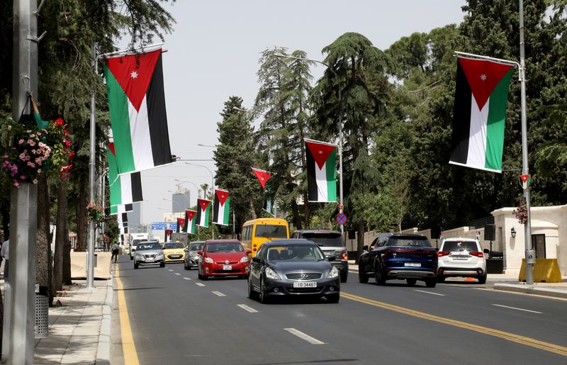 &copy; Reuters. سيارات تجوب أحد شوارع العاصمة الأردنية عمان في الأول من يونيو حزيران 2023. تصوير: علاء السخني - رويترز.