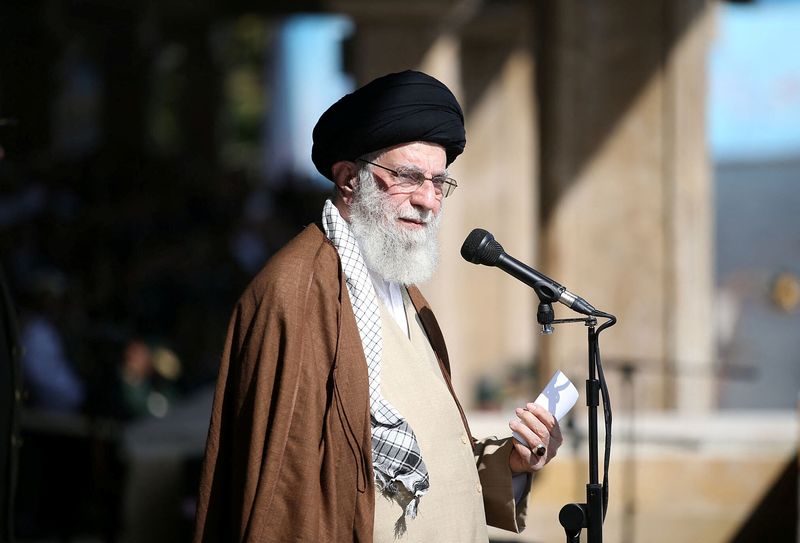 &copy; Reuters. FOTO DE ARCHIVO. El Líder Supremo de Irán, el Ayatolá Ali Jamenei, habla durante una ceremonia de graduación de oficiales de las fuerzas armadas en la academia Imam Ali en Teherán, Irán, el 10 de octubre de 2023. Oficina del Líder Supremo de Irán/