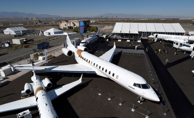 &copy; Reuters. FOTO DE ARCHIVO: Una vista aérea del avión de negocios Global 7000 de Bombardier se ve durante la conferencia y exposición de la Asociación Nacional de Aviación de Negocios en el Aeropuerto Ejecutivo Henderson en Henderson, Nevada, Estados Unidos. 8 