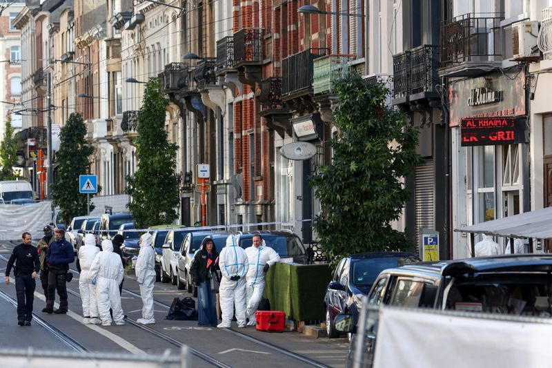 &copy; Reuters. أفراد شرطة خارج موقع عملية للشرطة ضد المشتبه به في إطلاق النار في بروكسل يوم الثلاثاء. تصوير: إيف هيرمان - رويترز.