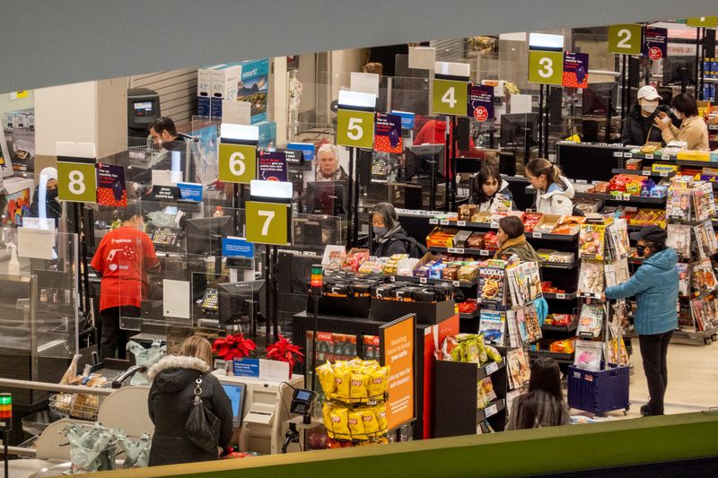 &copy; Reuters. FILE PHOTO: People pay for their items at a grocery store in Toronto, Ontario, Canada November 22, 2022.  REUTERS/Carlos Osorio/File Photo