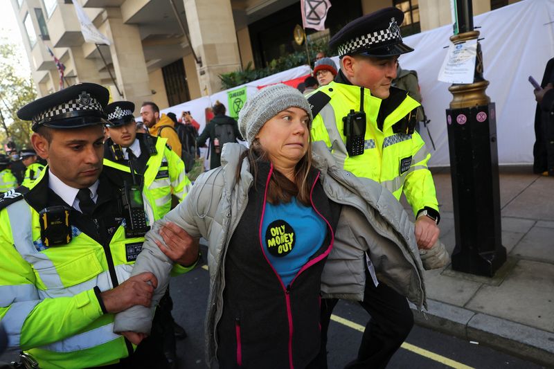 © Reuters. Police officers detain Swedish climate campaigner Greta Thunberg, during an Oily Money Out and Fossil Free London protest in London, Britain, October 17, 2023. REUTERS/Toby Melville