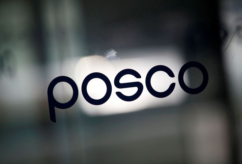 &copy; Reuters. FOTO DE ARCHIVO: El logotipo de POSCO se ve en la sede de la empresa en Seúl, Corea del Sur, 20 de julio de 2016. Fotografía tomada el 20 de julio de 2016.  REUTERS/Kim Hong-Ji/Foto de archivo. 