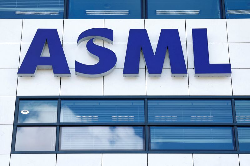 &copy; Reuters. FILE PHOTO: ASML logo is seen at the headquarters in Veldhoven, Netherlands June 16, 2023. REUTERS/Piroschka van de Wouw/File Photo