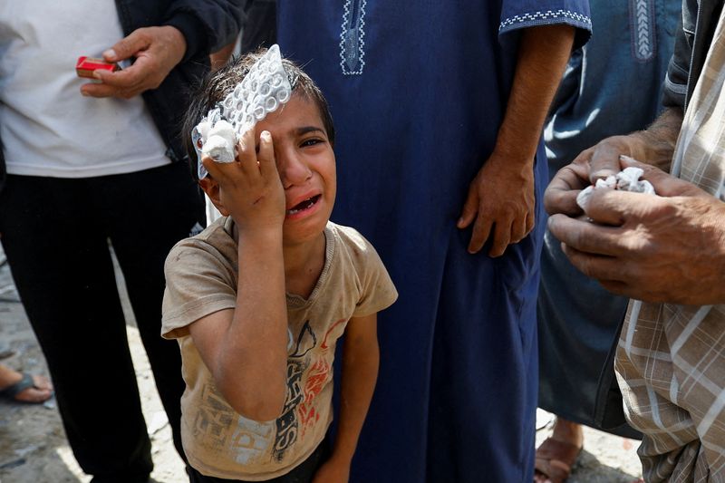 © Reuters. Un niño palestino reacciona en el lugar de los ataques israelíes contra viviendas, en Rafah, en el sur de la Franja de Gaza. 17 de octubre de 2023. REUTERS/Ibraheem Abu Mustafa 