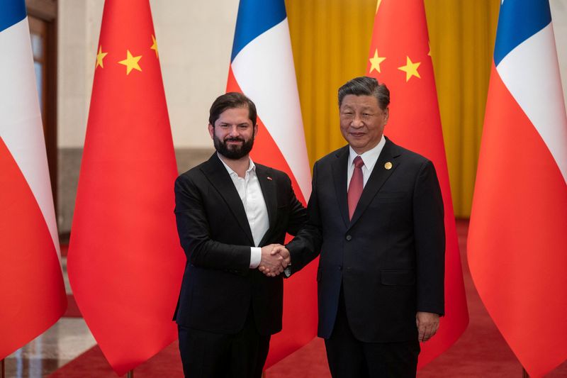 © Reuters. Chinese President Xi Jinping and Chilean President Gabriel Boric shake hands during a welcoming ceremony in Beijing, China, October 17, 2023. Presidential Palace/Marcelo Segura/Handout via REUTERS  