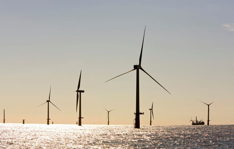 &copy; Reuters. FILE PHOTO: Wind turbines are seen in a wind park 23 km (14 miles) off the coast of Ijmuiden September 3, 2007. REUTERS/ Michael Kooren (NETHERLANDS)/File Photo