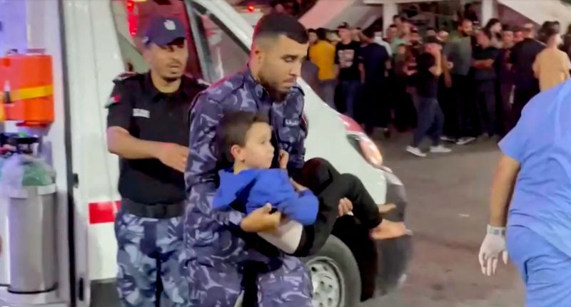 &copy; Reuters. Un niño herido es trasladado a un hospital tras el ataque aéreo israelí contra un hospital, según el Ministerio de Sanidad de Hamás en la ciudad de Gaza, Franja de Gaza, en esta captura de pantalla obtenida de un vídeo. 17 de octubre de 2023.  REUTE