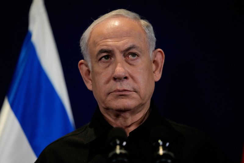 © Reuters. El primer ministro israelí, Benjamin Netanyahu, habla con los medios de comunicación durante una rueda de prensa conjunta con el canciller alemán, Olaf Scholz, en Tel Aviv, Israel, el martes 17 de octubre de 2023.       Maya Alleruzzo/Pool vía REUTERS 