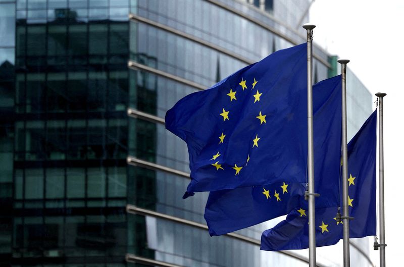 &copy; Reuters. Foto de archivo de banderas de la UE fuera de la sede de la Comisión Europea en Bruselas 
Sept 20, 2023. REUTERS/Yves Herman/
