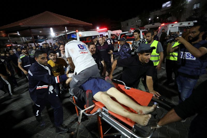 © Reuters. Pessoas são transferidas após hospital na Faixa de Gaza ser atingido por ataque aéreo
17/10/2023
REUTERS/Mohammed Al-Masri